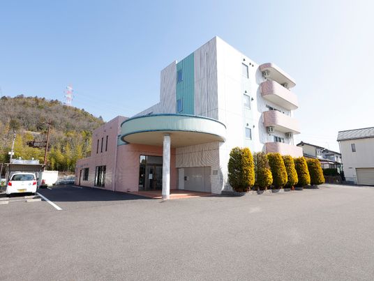 明るい外観の建物