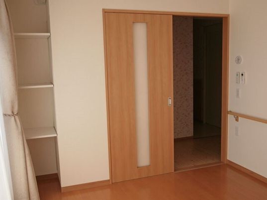 木目調の明るい居室の扉