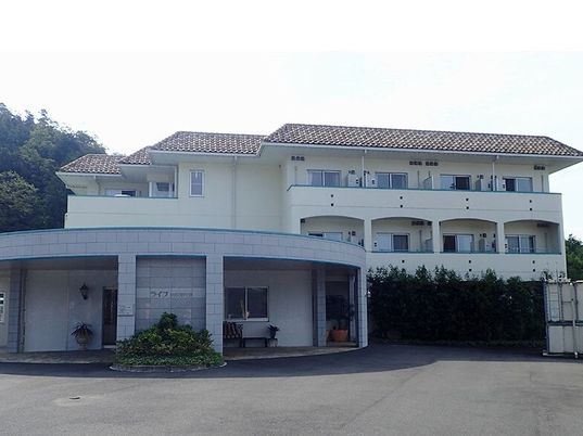 白い外壁の建物外観