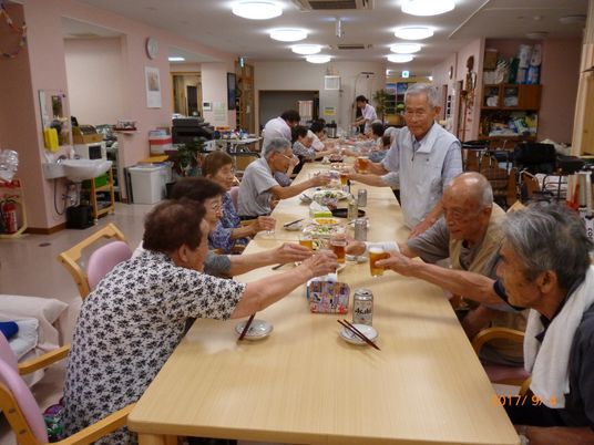 食事を楽しむ人々の集まり