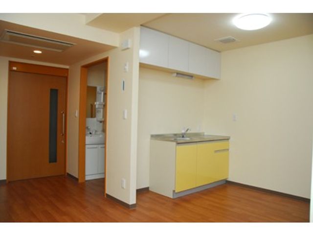シンプルな居室の空間 居室 優しい色調でまとめられた居室です。自然光が入る設計で、落ち着いた時間を過ごせます。
