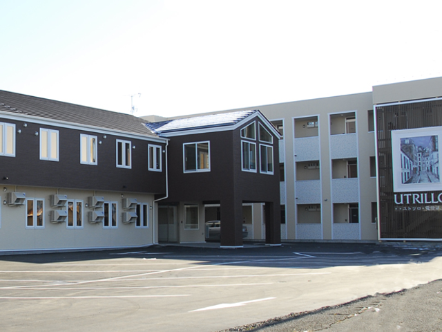 建物外観 外観   明るい外壁と大きな窓が印象的な建物です。車寄せのある出入口も見え、送迎時の動線が想像しやすいです。
