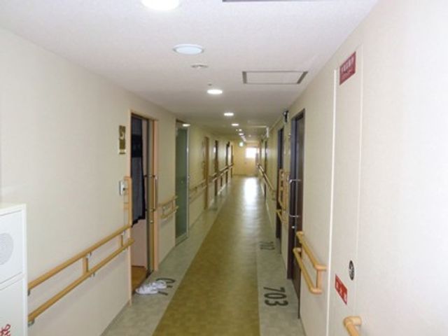 長い廊下 廊下 明るく広々とした廊下は、安全に歩行できるようになっています。手すりも備え付けられていますので安心です。