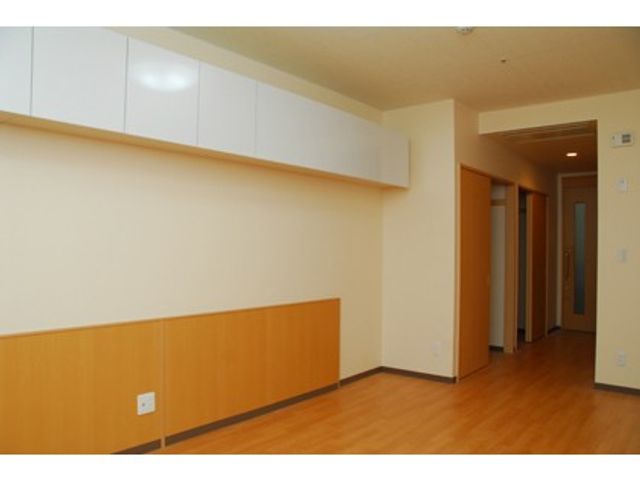 明るい廊下 廊下 自然光が差し込む明るい廊下です。快適な移動ができる広さを確保しています。