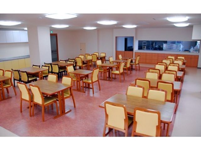 広々とした食堂 食堂 広々とした明るい食堂では、車椅子の方も快適に移動できるスペースが確保されています。