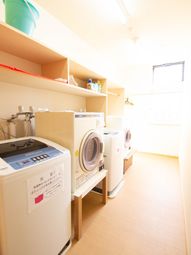 洗濯機と棚のある空間