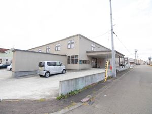 広々とした建物と駐車場