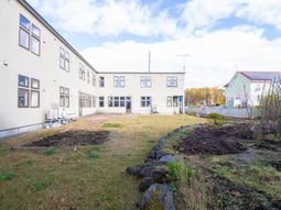 庭を望む施設の外観