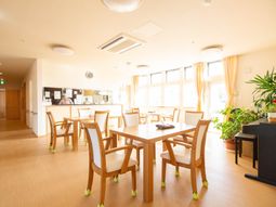 明るく広々とした食堂