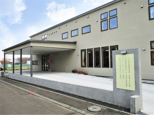 エントランスの施設外観