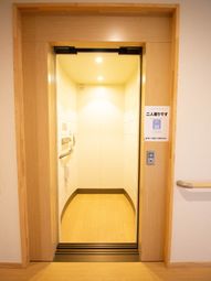 清潔なエレベーター入口