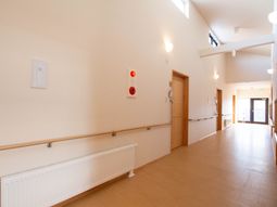 明るく広い廊下の様子