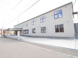 広々とした建物外観