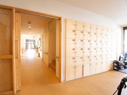 廊下の明るい空間