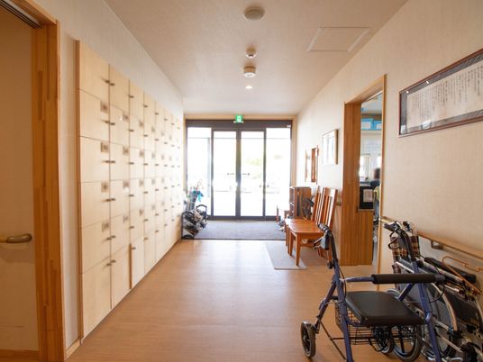 明るく広い廊下の光景