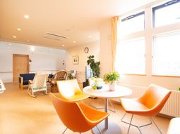 温かい色合いのラウンジ