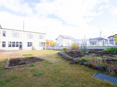 庭付きの明るい施設外観