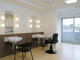 美容室の椅子と洗面台