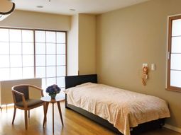 明るい居室の様子