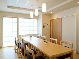 明るい食堂の様子