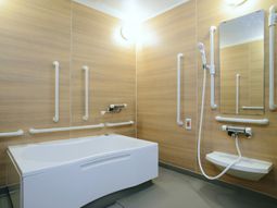 バリアフリー設計の浴室