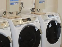 洗濯機が並ぶ設備