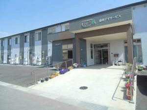 花が飾られた建物外観