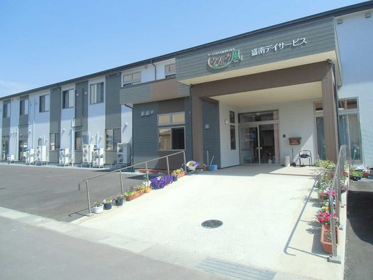 花が飾られた建物外観