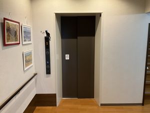 壁に絵がかかったエレベーター