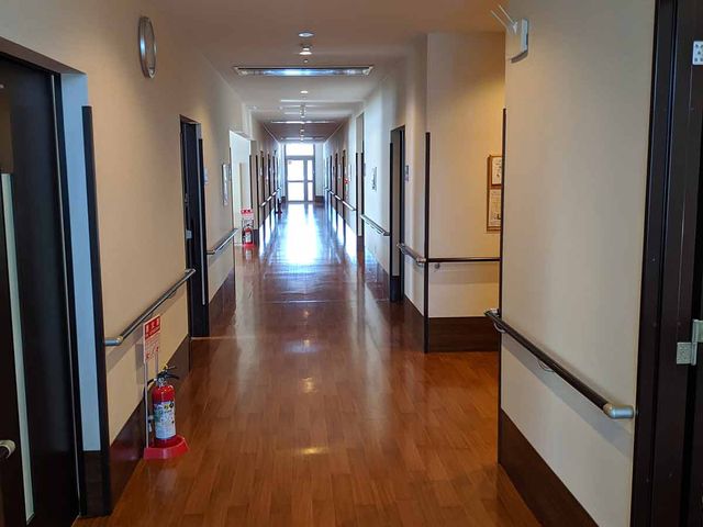 木製床のある長い廊下 廊下 自然光が奥まで届く長い廊下です。安全な手すりが左右に設置され、移動がしやすくなっています。