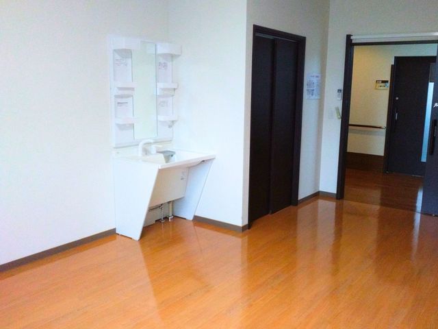 明るい床の居室 居室 自然光が入る明るい部屋です。木目調の床が温かみを感じさせます。