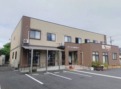 駐車場のある建物の外観