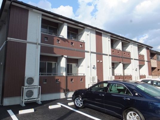 建物外観と駐車場  