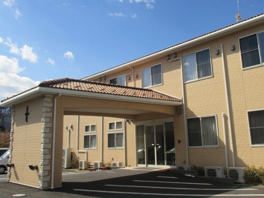 明るい日差しのエントランス