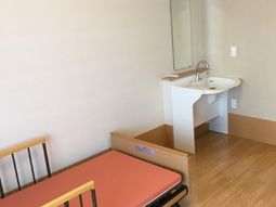 居室のベッドと洗面台