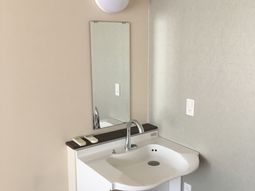 清潔な洗面台と鏡