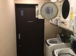 スタッフ専用ドアと洗濯機