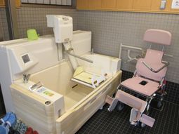 バリアフリー設計の浴室