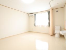 明るい居室の一角