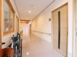 木のぬくもり感じる廊下