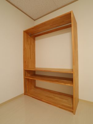木製の明るい空間のクローゼット