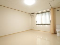広々とした明るい居室