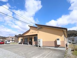 明るい日差しの外観