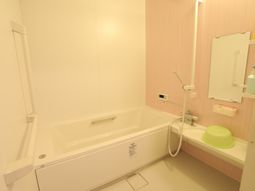ベージュ色の浴室