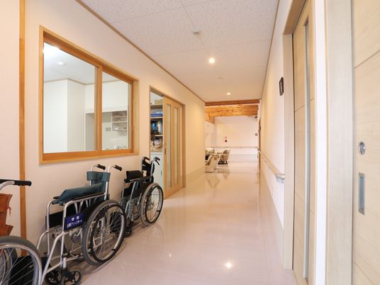 廊下に車椅子置場