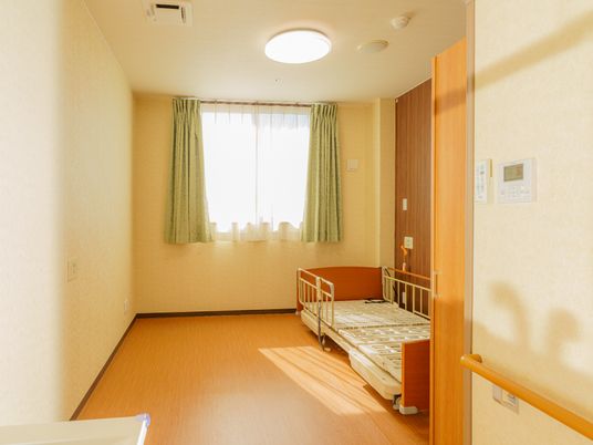 明るい個室の居室