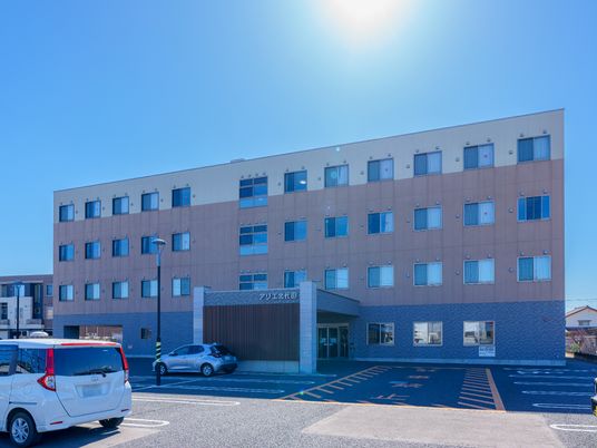 明るい日差しの建物外観