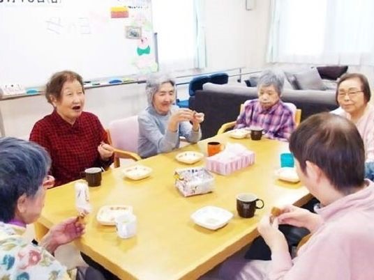 笑顔で語らう食卓