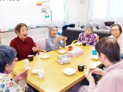 笑顔で語らう食卓