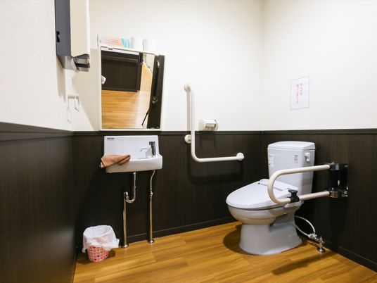 手すり付きのトイレ空間
